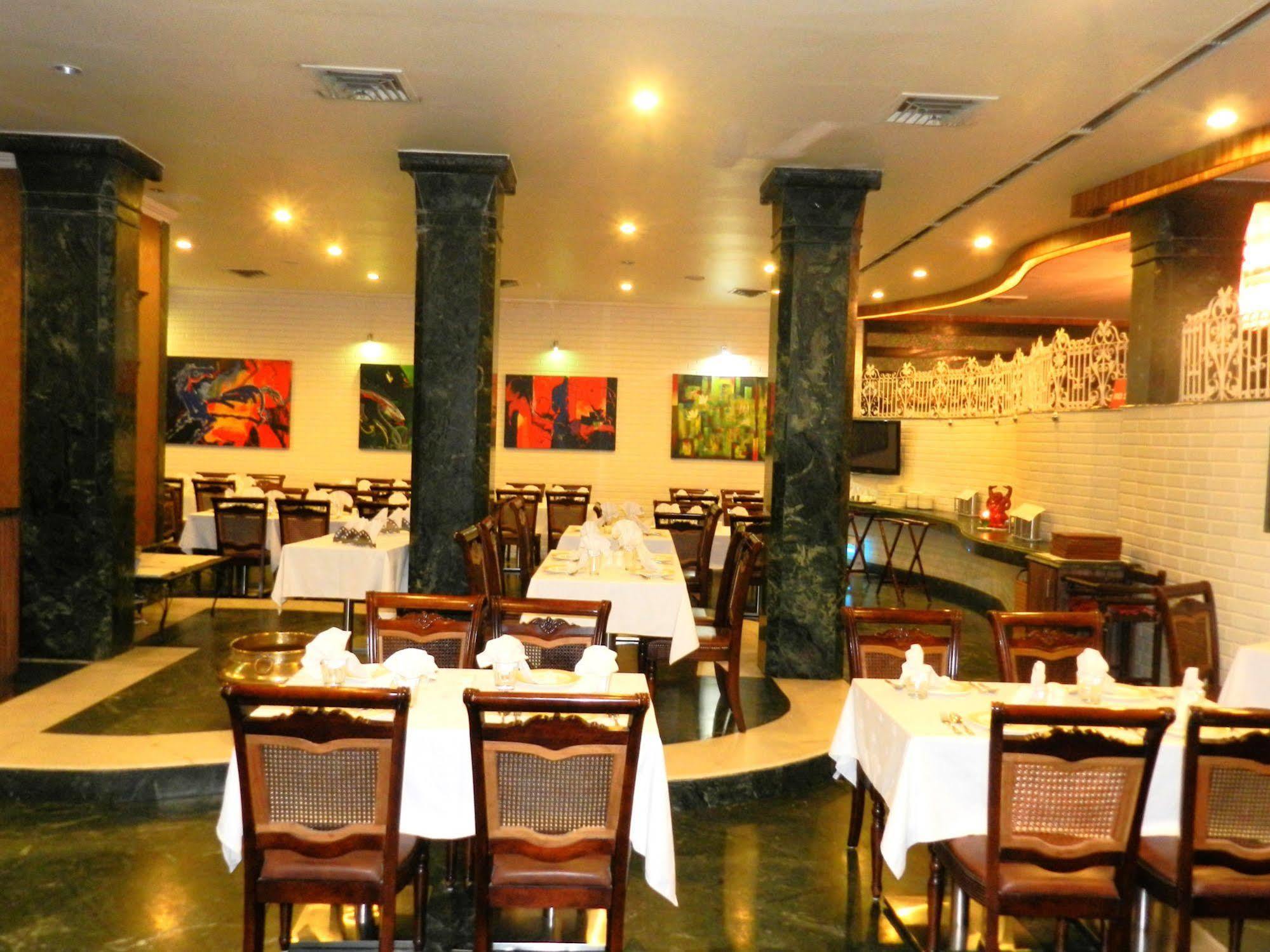 โรงแรมอมาพรีต ออรังกาบัด ร้านอาหาร รูปภาพ